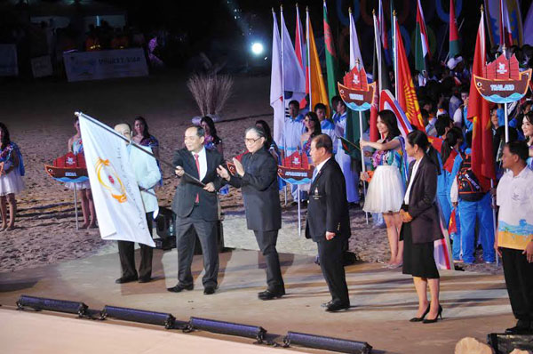Vietnam receives flag to host ASIAN Beach Games 2016